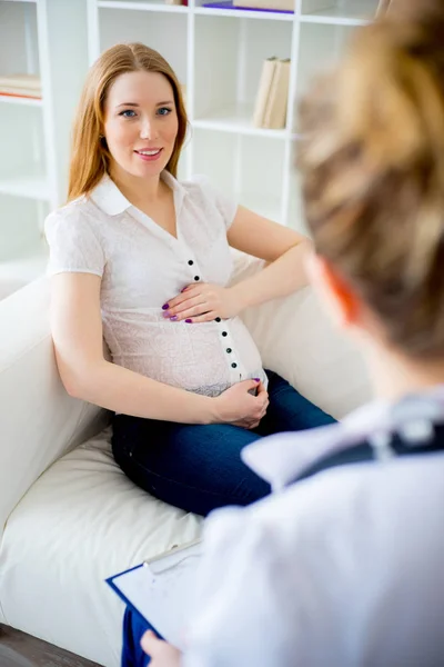 Gravid kvinna besöker läkare — Stockfoto