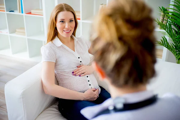 Schwangere besucht Arzt — Stockfoto