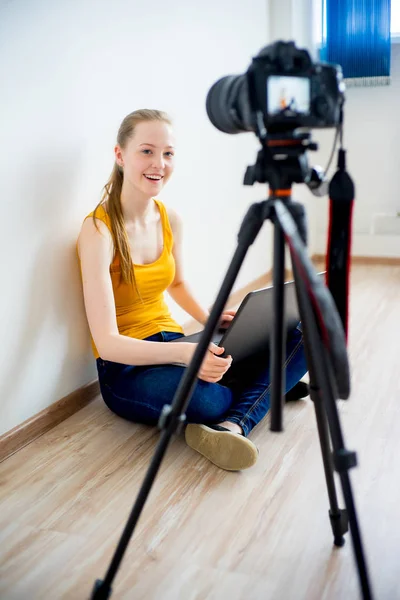 Mujer video blogger — Foto de Stock