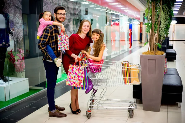 Щаслива сім'я купівлі — стокове фото