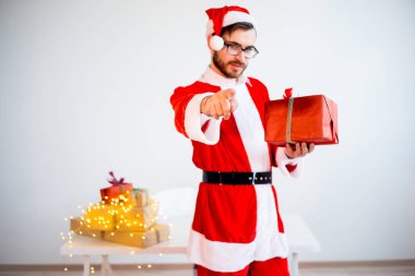 Yakışıklı Noel Baba hediye vermek