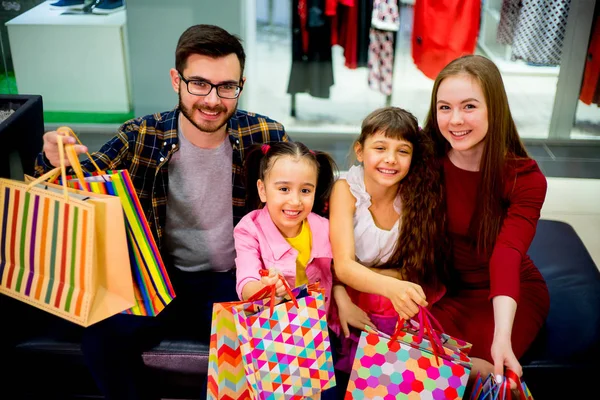 Compras familiares felices — Foto de Stock