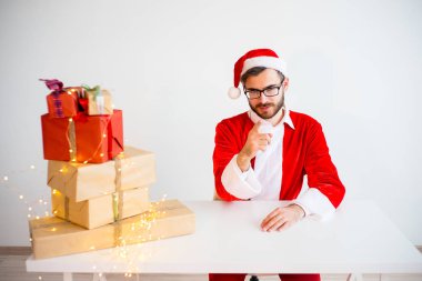 Yakışıklı Noel Baba hediye vermek