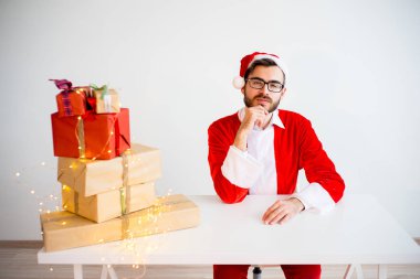 Yakışıklı Noel Baba hediye vermek