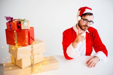 Yakışıklı Noel Baba hediye vermek