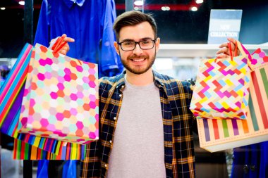 Adam bir çarşıda alışveriş