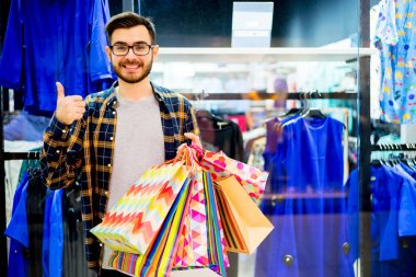 Adam bir çarşıda alışveriş