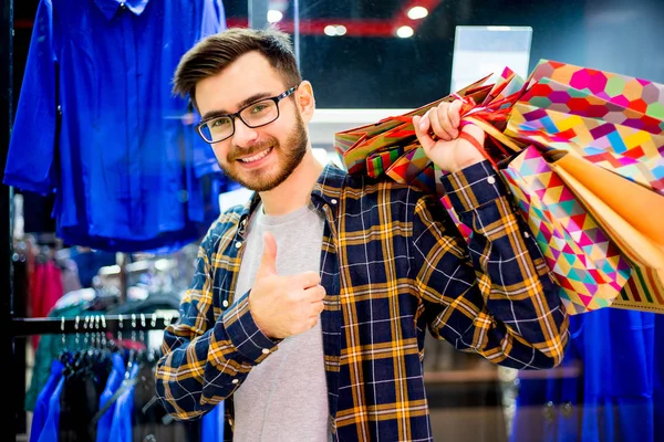 Adam bir çarşıda alışveriş