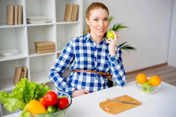 Gravid kvinna äta frukt — Stockfoto