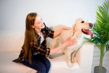 Köpeği olan bir kadın.