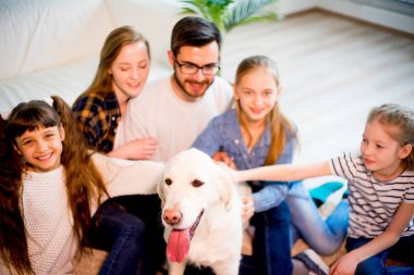 Bir köpekle oynamayı aile