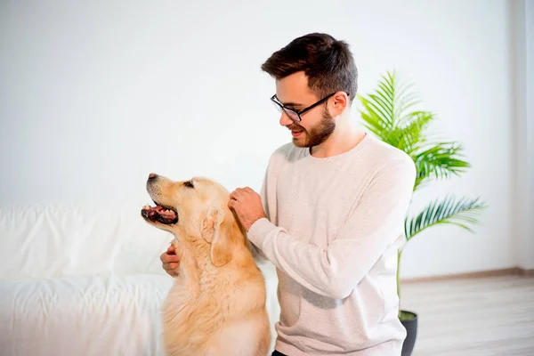 Adam köpeğiyle oynuyor. — Stok fotoğraf