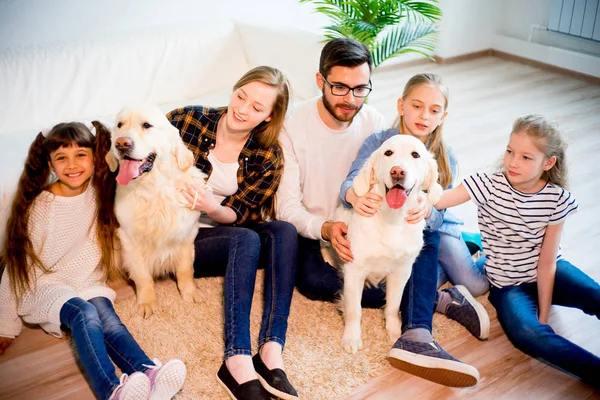 Bir köpekle oynamayı aile