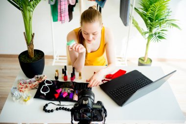 Kadın makyaj blogger