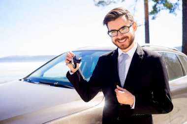 araba anahtarları tutan adam