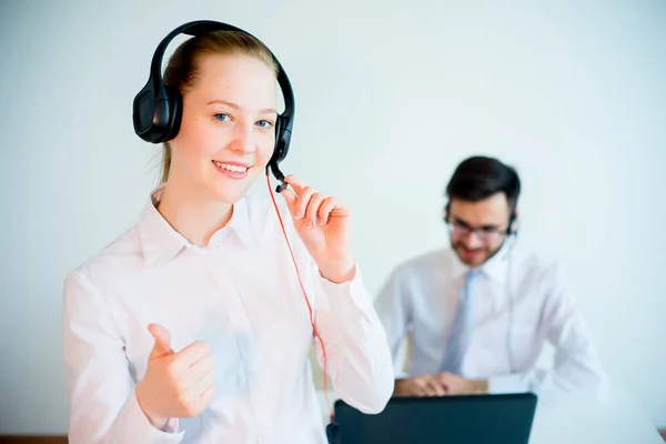 Kvinnliga leende call center operatör — Stockfoto