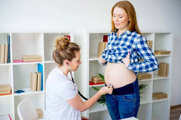 Docteur écoute femme enceinte — Photo