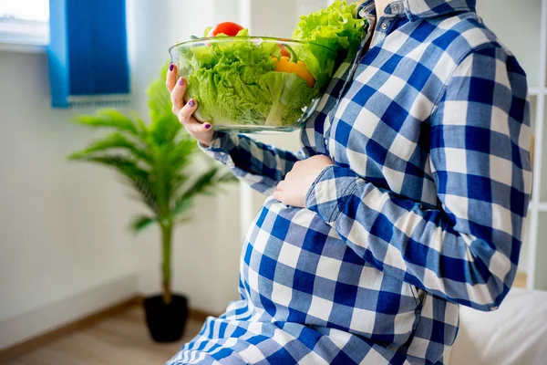 Schwangere isst Gemüse — Stockfoto