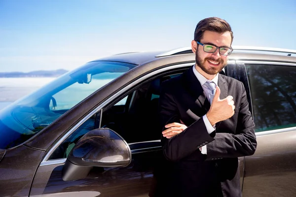 Homem mostrando polegares perto de um carro — Fotografia de Stock