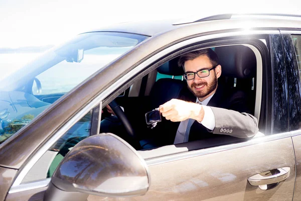 Homem segurando chaves do carro — Fotografia de Stock