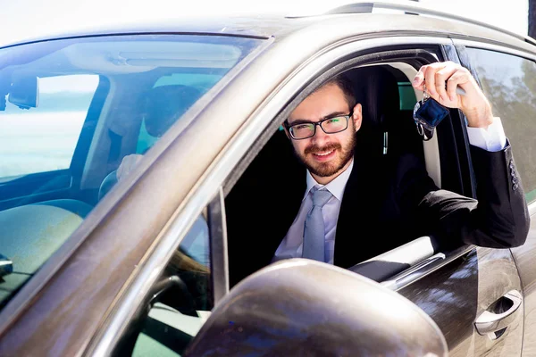 Homem feliz apenas inclinou o carro — Fotografia de Stock