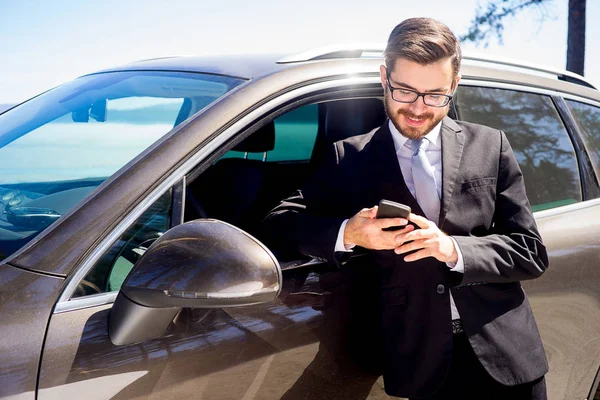 Empresário perto de um carro — Fotografia de Stock