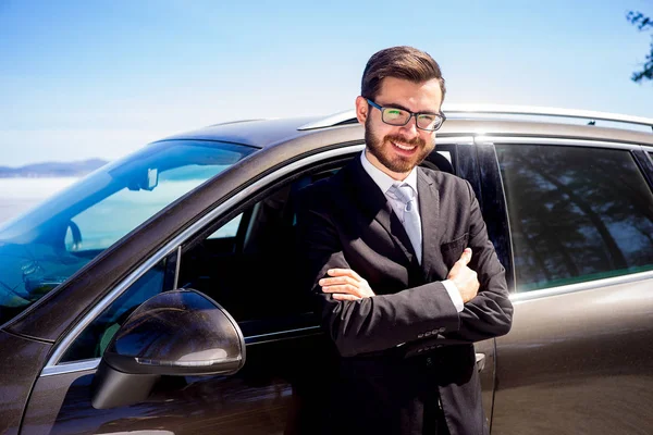 Empresário perto de um carro — Fotografia de Stock