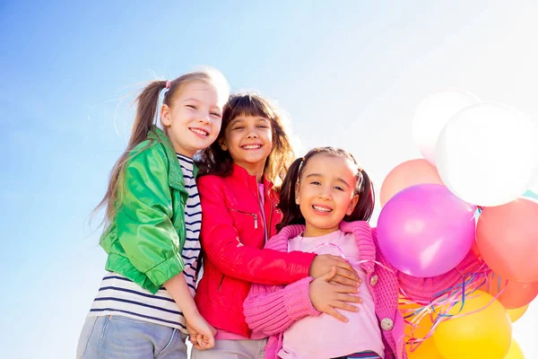 Ευτυχής παιδιά με μπαλόνια — Φωτογραφία Αρχείου