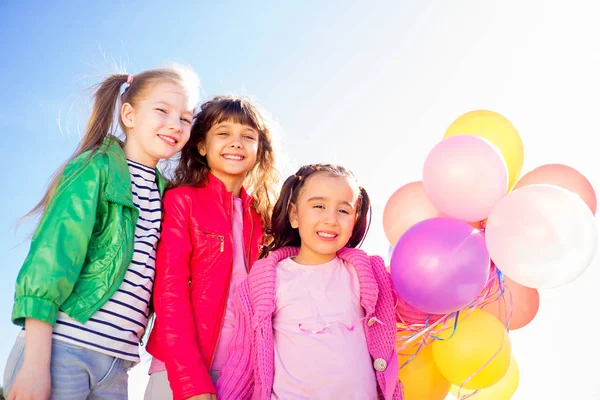 Niños felices con globos —  Fotos de Stock