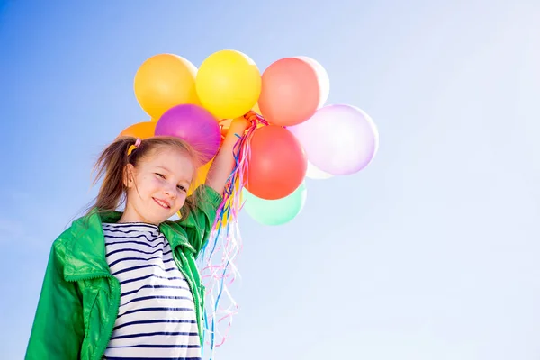 Chica está divirtiéndose con globos —  Fotos de Stock