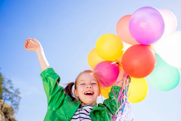 Ragazza si sta divertendo con palloncini — Foto Stock