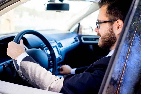 Zakenman in een auto zit — Stockfoto