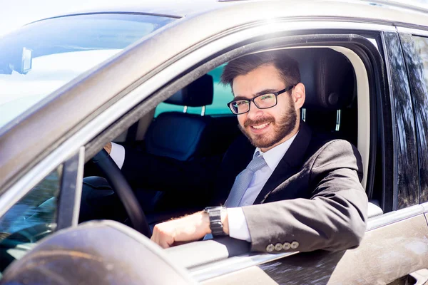 Homem feliz dirigindo um carro — Fotografia de Stock