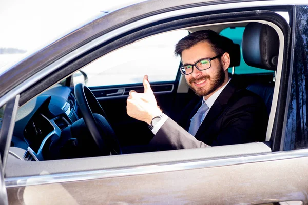 Homem feliz dirigindo um carro — Fotografia de Stock