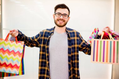 Adam bir çarşıda alışveriş