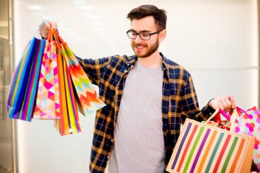 Adam bir çarşıda alışveriş