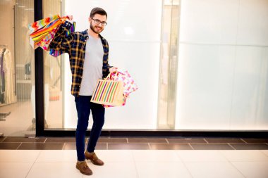 Adam bir çarşıda alışveriş