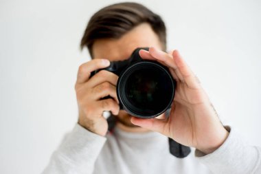 kamera ile erkek fotoğrafçı