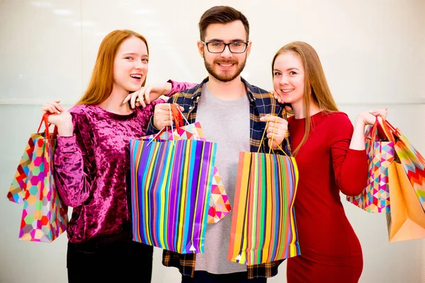 Amigos fazendo compras no shopping — Fotografia de Stock