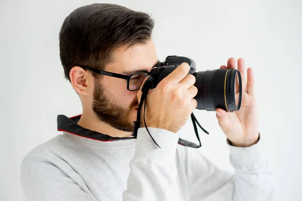 Mężczyzna fotograf z aparatu — Zdjęcie stockowe