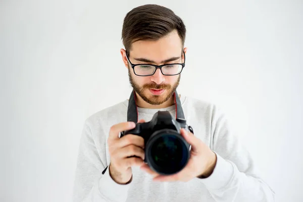 Mężczyzna fotograf z aparatu — Zdjęcie stockowe