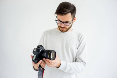 Kamera ile şaşkın fotoğrafçı