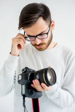 Kamera ile şaşkın fotoğrafçı