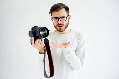 Kamera ile şaşkın fotoğrafçı