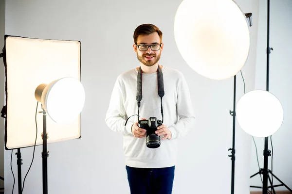 Joven fotógrafo masculino en estudio — Foto de Stock