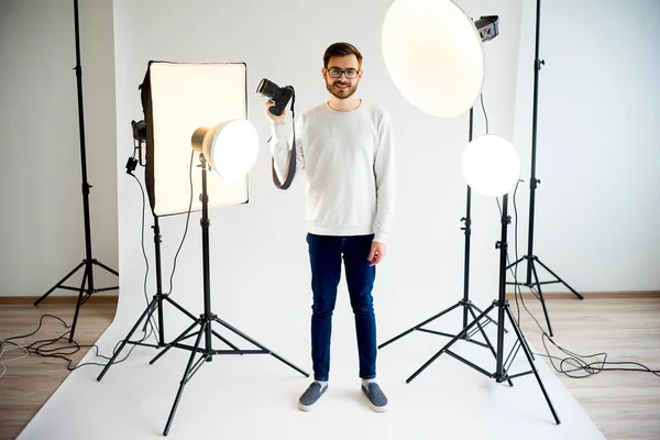 Joven fotógrafo masculino en estudio — Foto de Stock