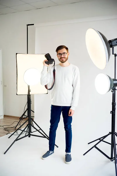 Joven fotógrafo masculino en estudio — Foto de Stock