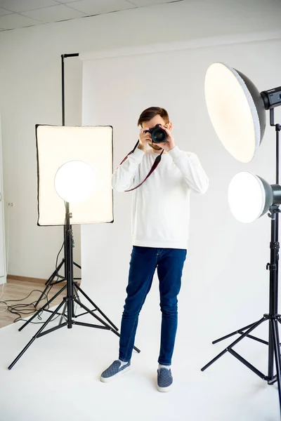 Joven fotógrafo masculino en estudio — Foto de Stock