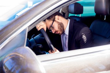 Bir arabada yorgun adam