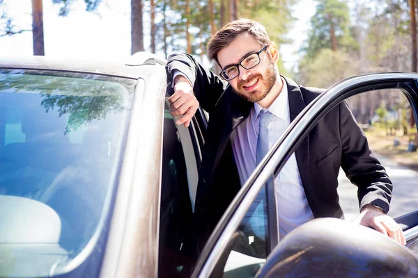 Homem feliz entrando em seu carro — Fotografia de Stock